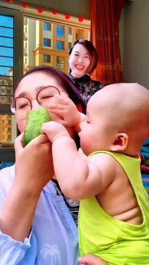 搞笑视频宝宝吃瓜,萌态百出，笑料连连！